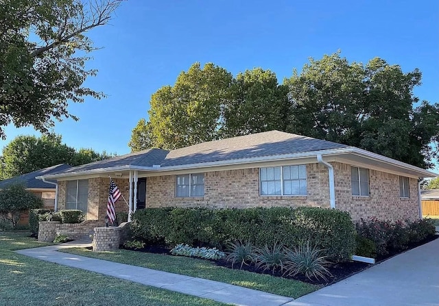 single story home with a front lawn