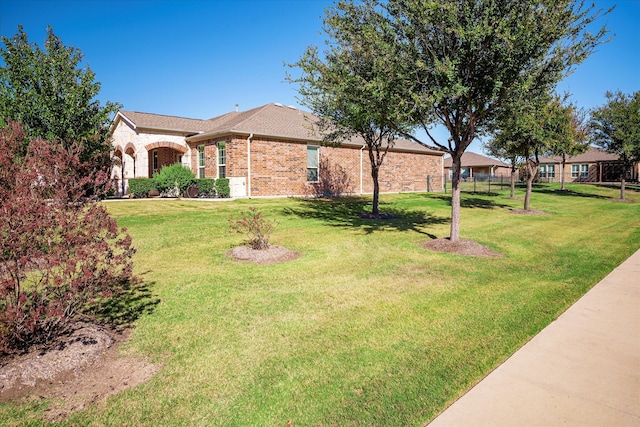 view of front of house featuring a front lawn