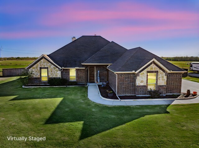 view of front of property featuring a front yard