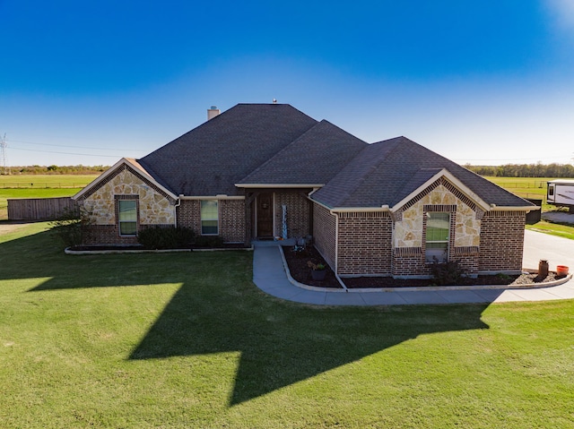 view of front of property featuring a front yard