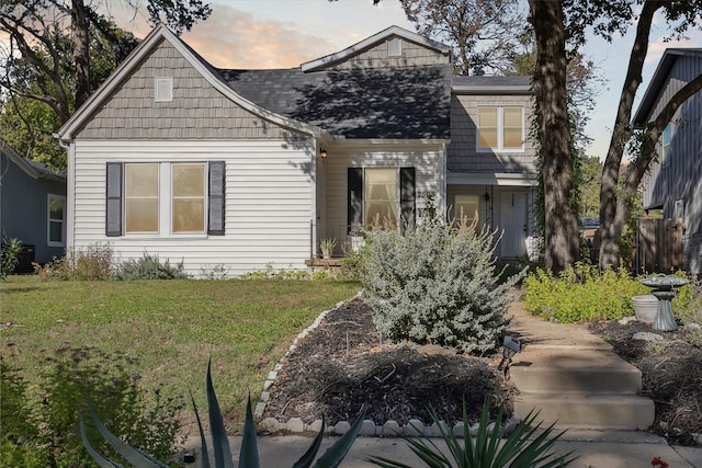 view of front of property featuring a lawn