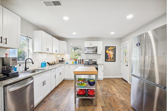 2505 Westbrook Ave, Fort Worth, TX 76111 - kitchen featuring stainless steel appliances, a sink, plenty of natural light, backsplash, and recessed lighting