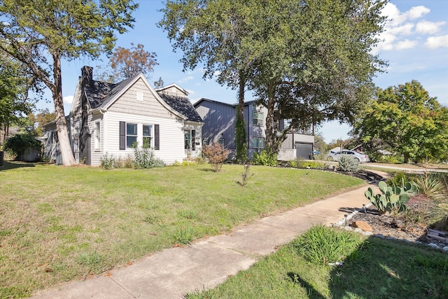 view of front facade featuring a front lawn