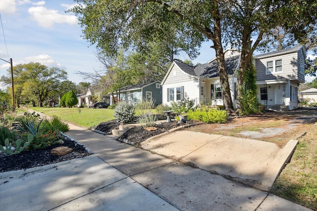 view of front of property featuring a front lawn