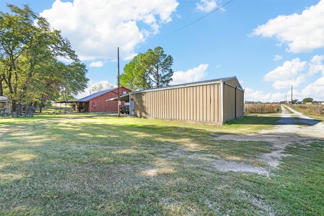 view of yard featuring an outdoor structure