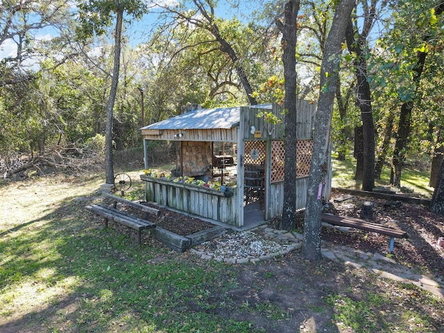 view of yard featuring an outdoor structure