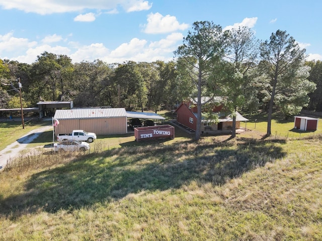 view of yard featuring an outdoor structure