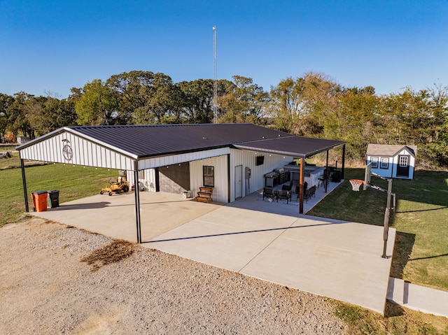 view of front of property featuring an outbuilding and a front yard