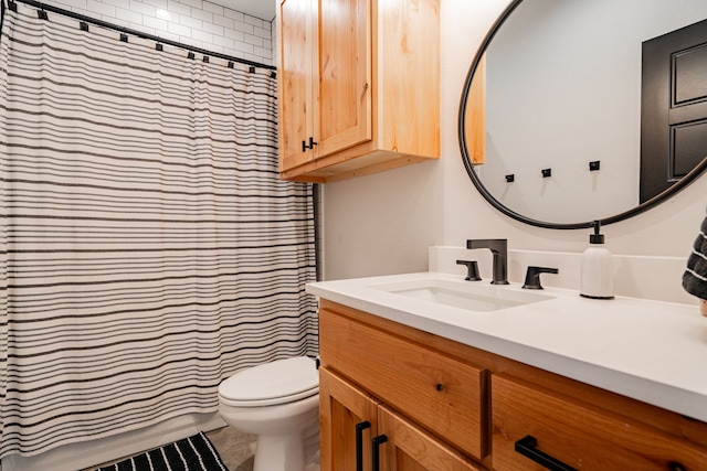 full bath with vanity, curtained shower, and toilet