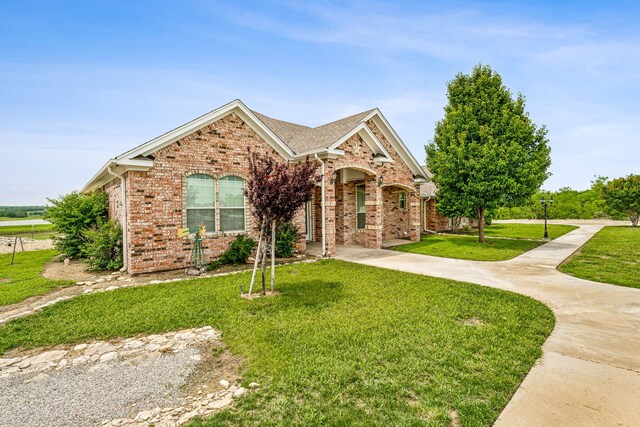 view of front of property featuring a front yard