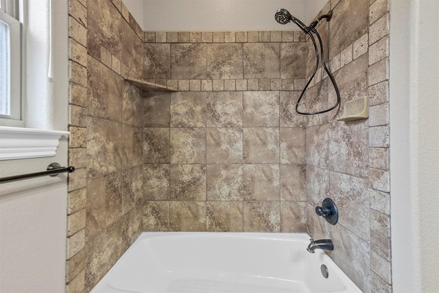 bathroom with tiled shower / bath