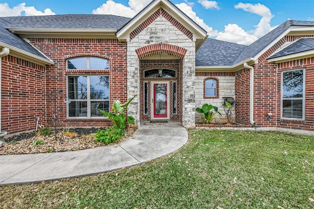 view of front of house featuring a front lawn