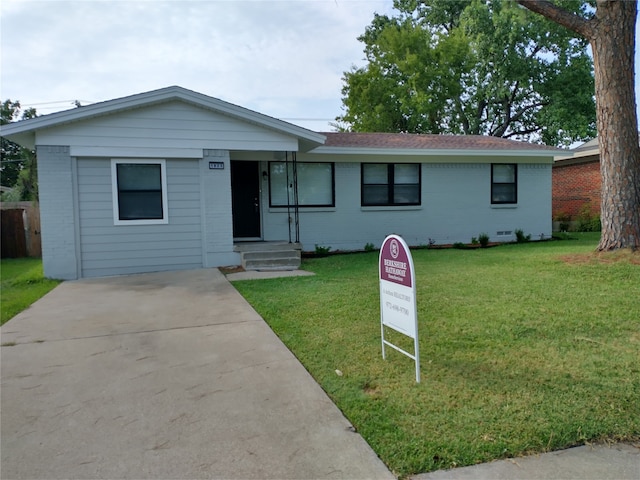 single story home with a front lawn