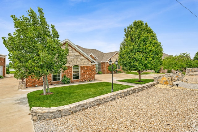 view of front facade featuring a front lawn