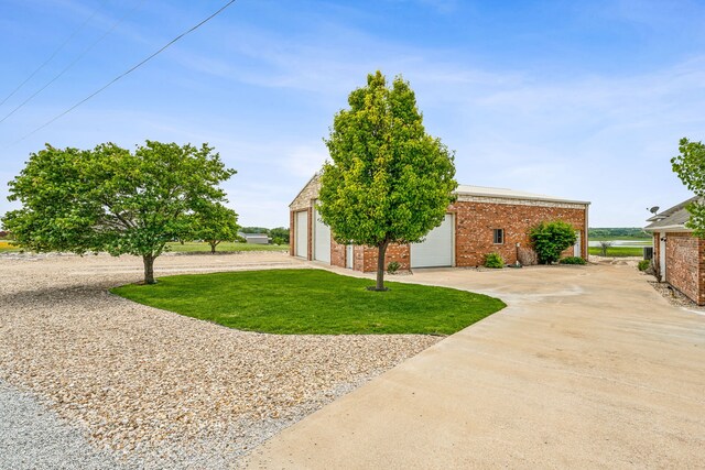 view of front of house featuring a front lawn