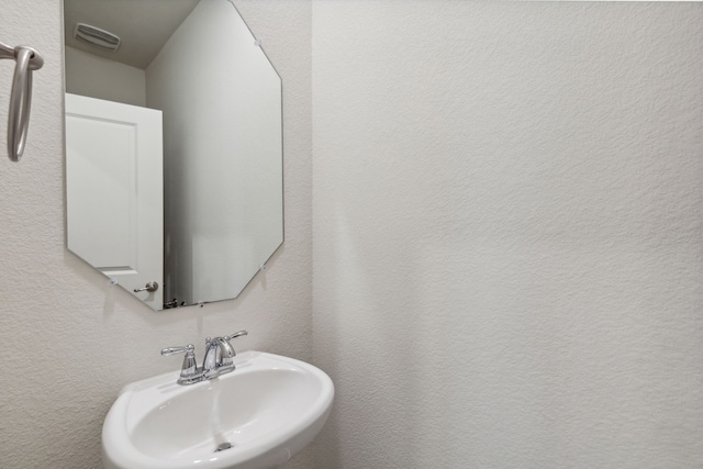 bathroom featuring sink