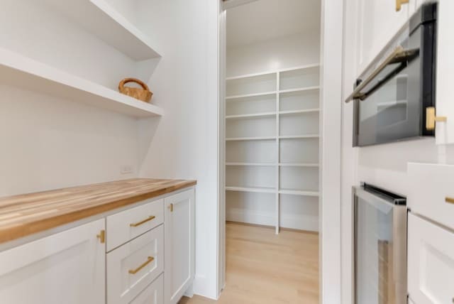 storage area featuring beverage cooler