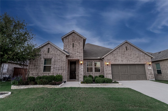 view of front of home featuring a garage and a front yard