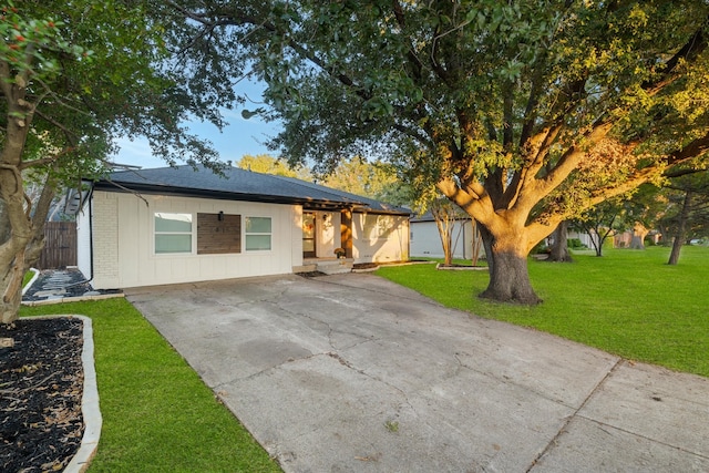 ranch-style house featuring a front lawn