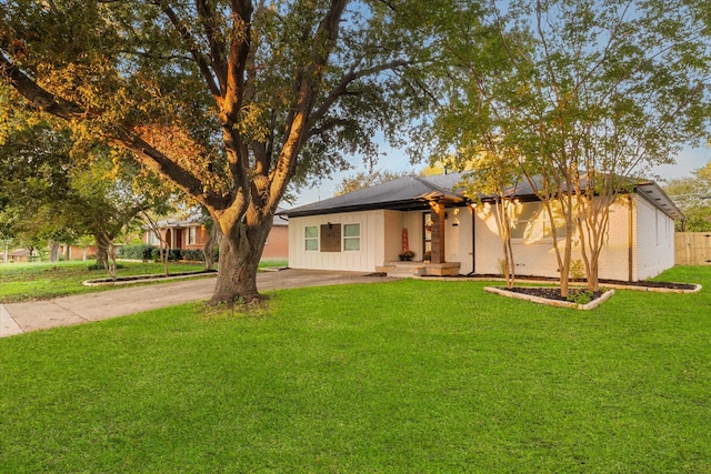 view of front of house with a front yard