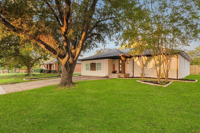 view of front of home featuring a front lawn