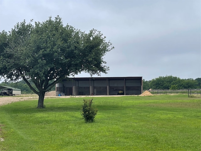 view of yard with an outdoor structure