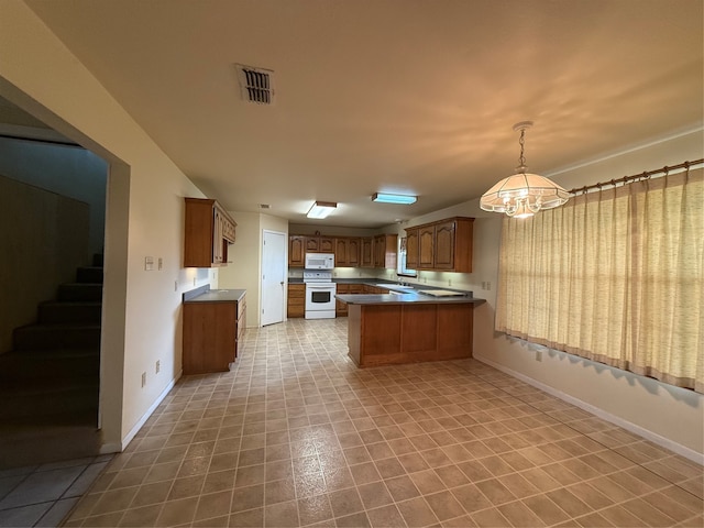 kitchen with sink, hanging light fixtures, a notable chandelier, kitchen peninsula, and white appliances