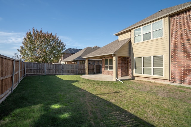 view of yard featuring a patio area