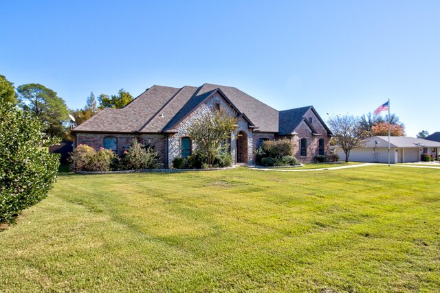 view of front of house featuring a front lawn