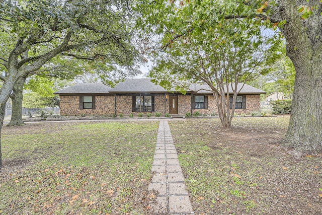 single story home with a front lawn