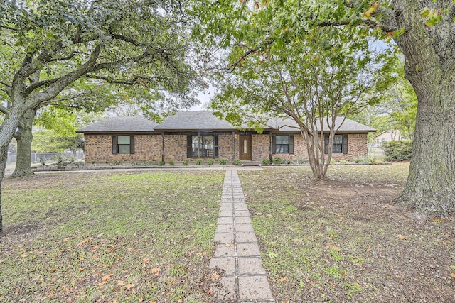 single story home with a front lawn