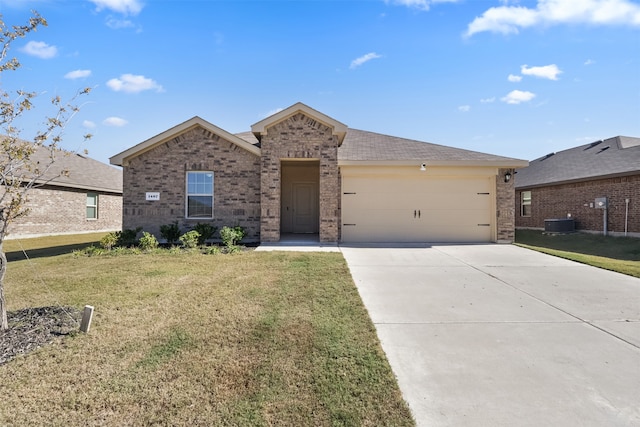 view of front of property featuring cooling unit, a garage, and a front yard