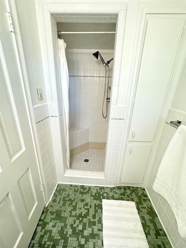 bathroom featuring a shower with curtain