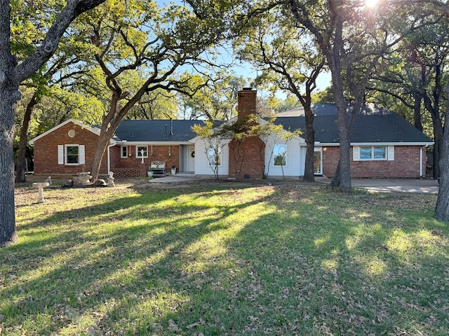 ranch-style home featuring a front yard