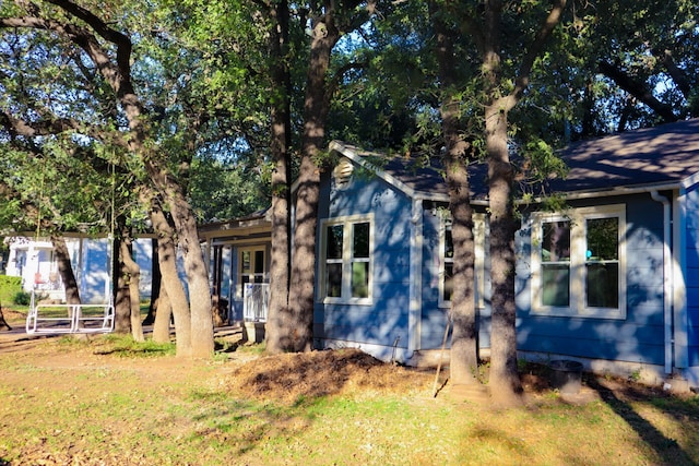 view of front of home with a front yard