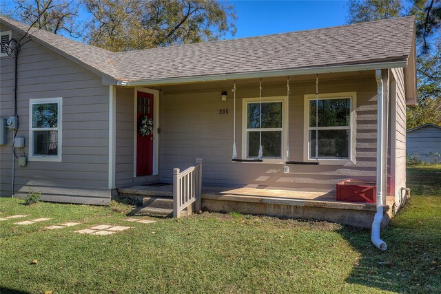 view of front facade featuring a front lawn and covered porch