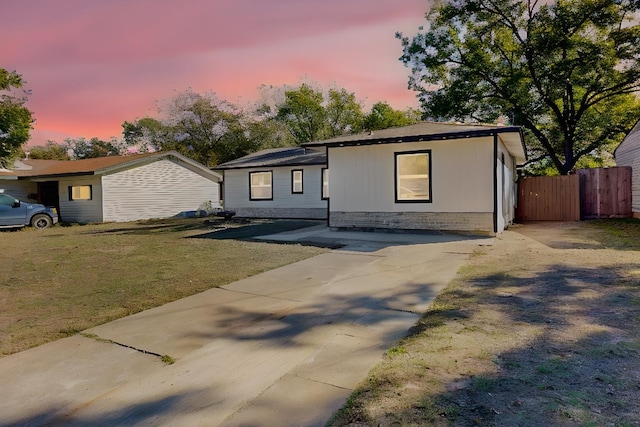 view of front of property featuring a yard