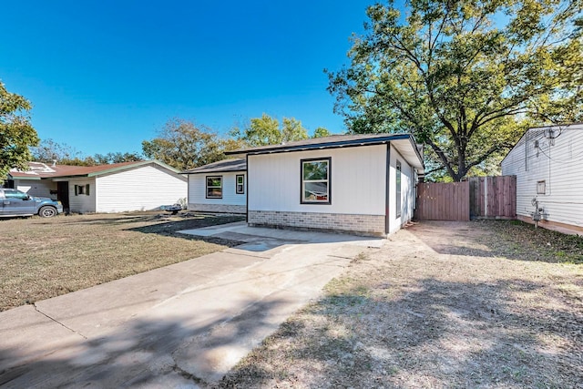 view of front of house featuring a front lawn