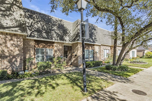 view of front of property featuring a front yard