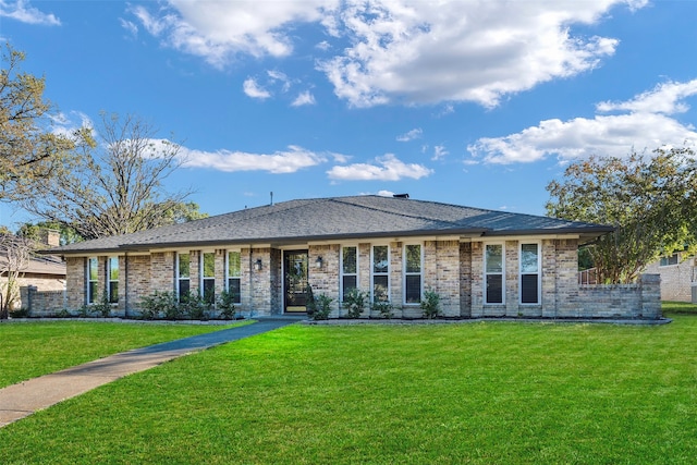 view of front of property featuring a front lawn