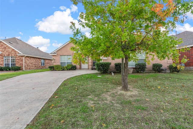 view of front of property with a front yard