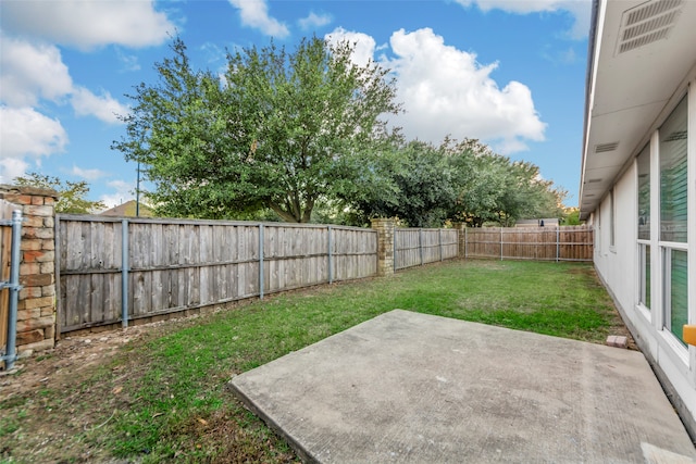 view of yard featuring a patio