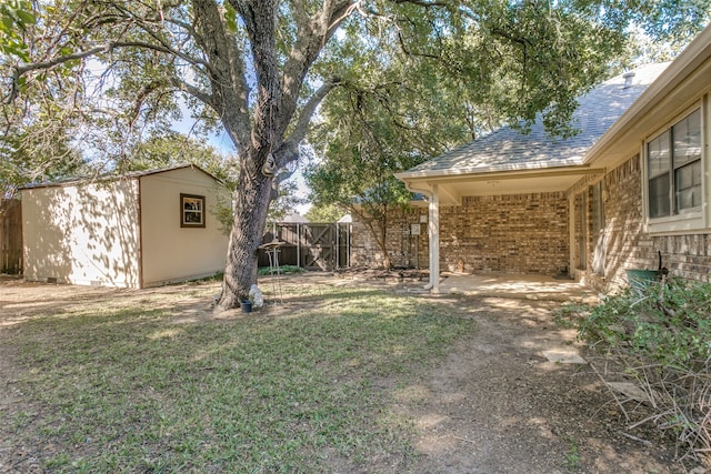 view of yard with a storage shed