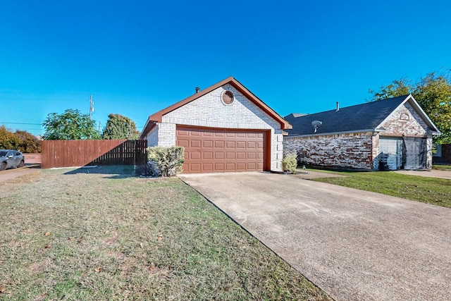 single story home featuring a front lawn