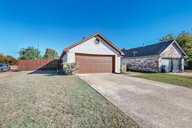 single story home featuring a front lawn