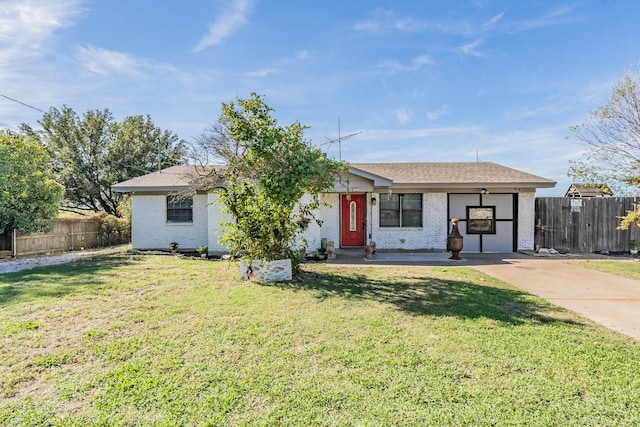 single story home with a front yard