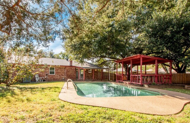 view of swimming pool featuring a lawn