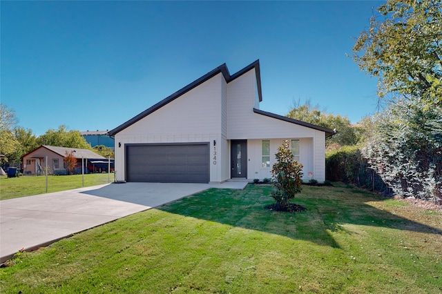 view of front facade featuring a garage and a front yard