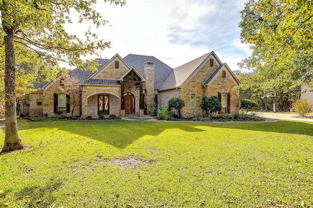 view of front of home with a front lawn