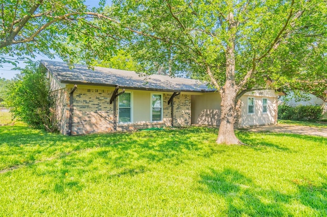 single story home featuring a front lawn